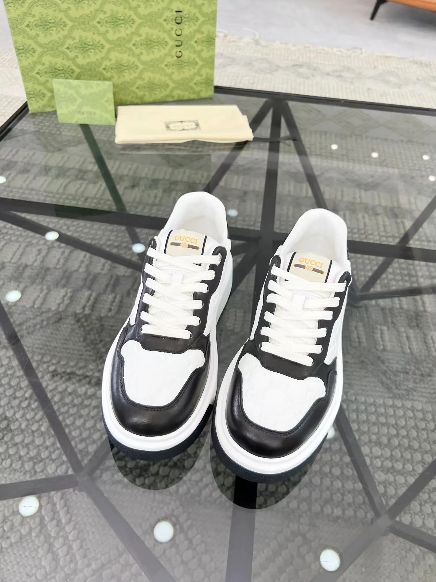 P440 new men's shoes GUCCI [Lightning] latest shoes are shipped. Original quality, fashionable, made of special materials, sheepskin lining, brand new packaging. The foot feels super comfortable and the workmanship is impeccable. Size: Male 38-45.